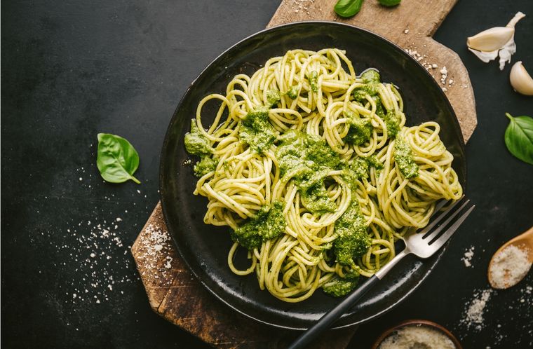 Espaguetis con pesto Una receta clásica de Italia en simples pasos Foto: Shutterstock