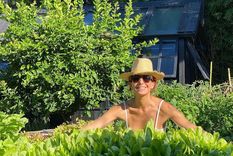 Juliana Awada cosecha en su huerta la base de su alimentación.