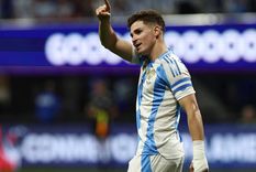 Julián Álvarez, que está cerca de ser transferido al Atlético de Madrid de España, decidió darle el dinero al Club Atlético Calchín para que mejoren sus instalaciones. Foto: NA: REUTERS/Agustin Marcarian