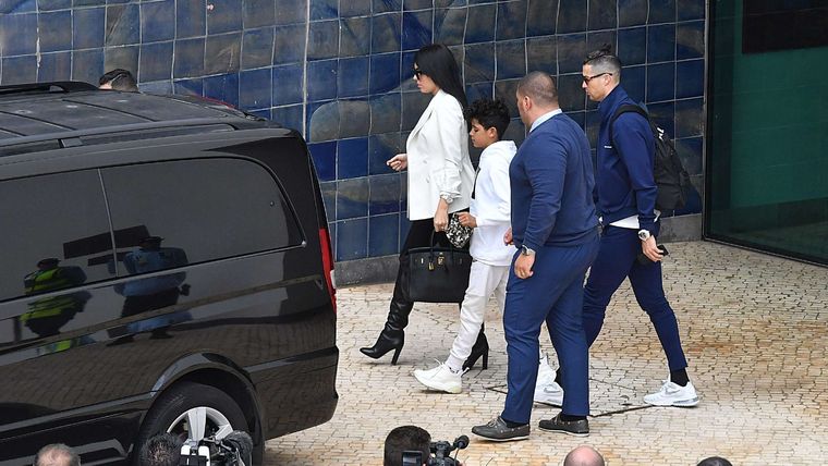 Cristiano fue al hospital junto a su esposa y su hijo mayor.