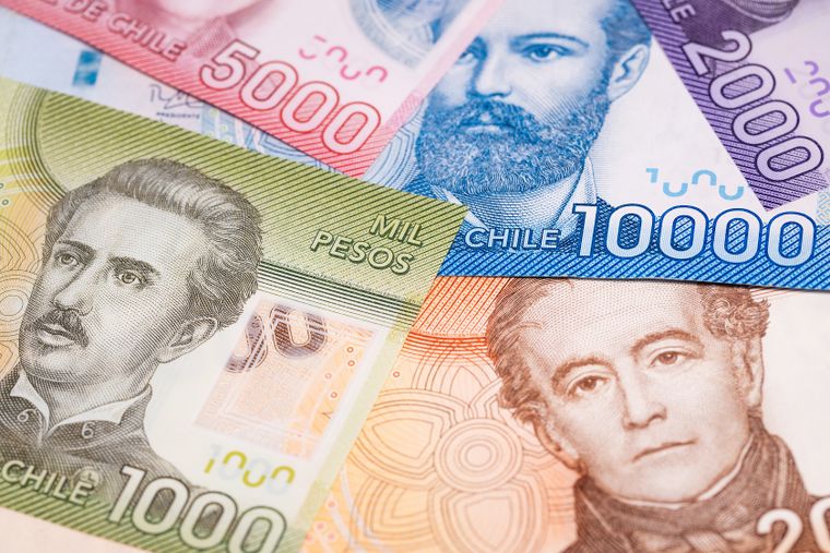 En las casas de cambio chilenas, 100 dólares equivalen a unos 96.200 pesos chilenos, según la cotización promedio.