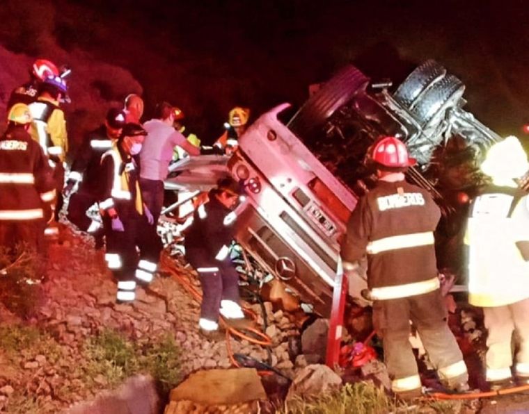 Un camión volcó en Alta Montaña del lado chileno y dos personas resultaron heridas Foto: Gentileza