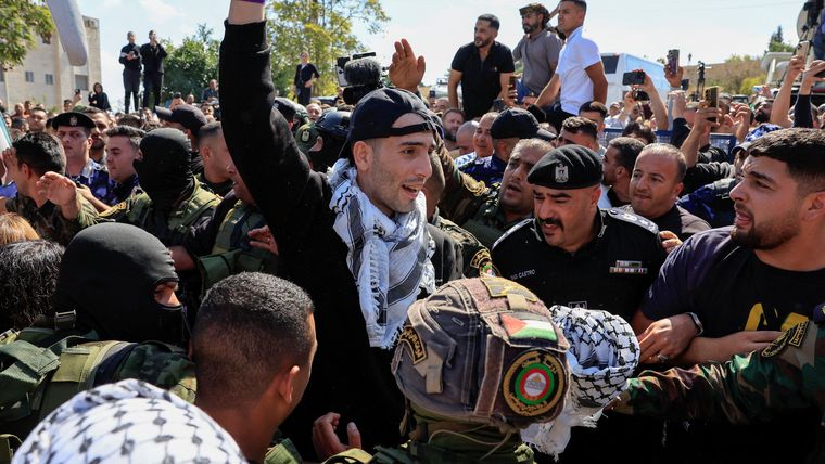 Los palestinos liberados fueron recibidos con vítores y gritos de alegría.