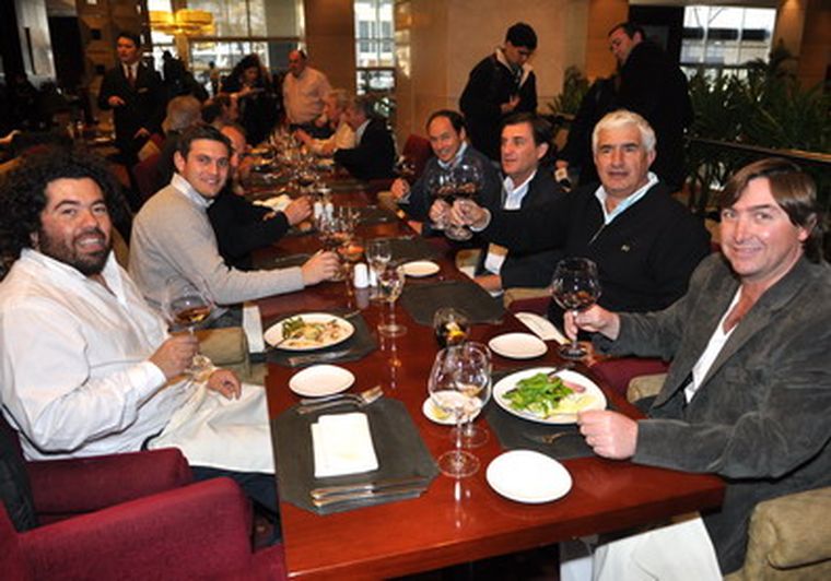 Fede García, Diego Ferrari, Pablo Ricciardi, Jorge Riciteli y Carlos Pulenta se sumaron a los festejos en el Sheraton. Foto: Nacho Gaffuri / MDZ