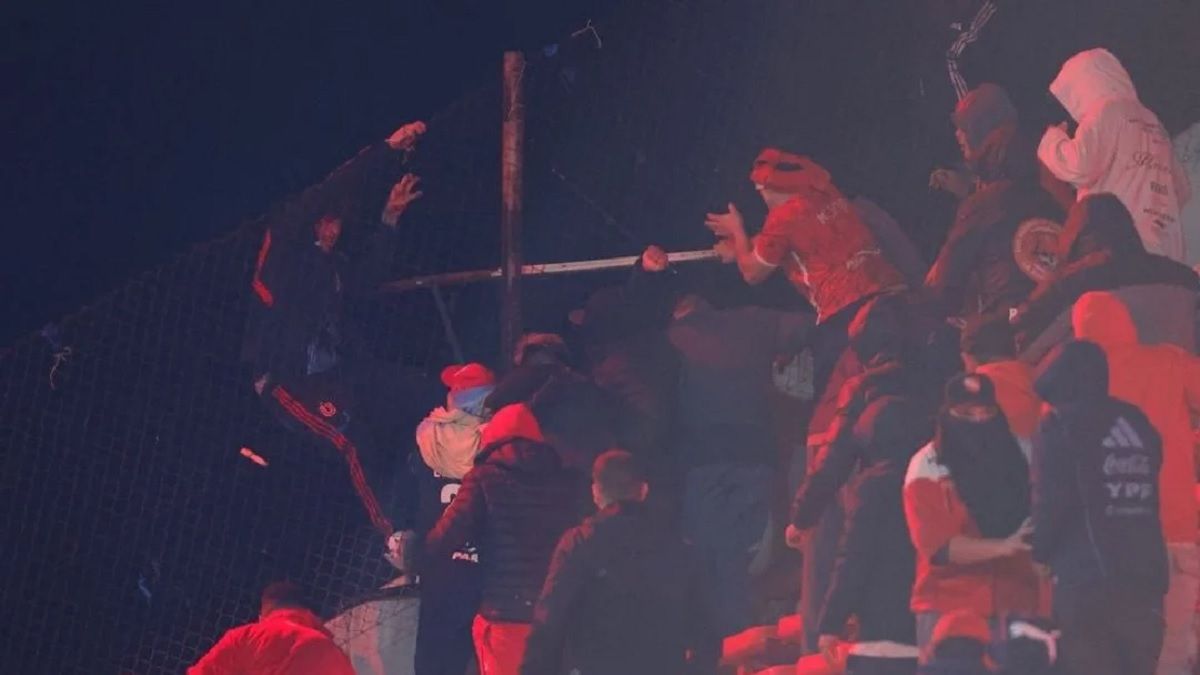 Fue dado de alta el hincha de la Universidad de Chile que cayó al vacío en los incidentes en Independiente