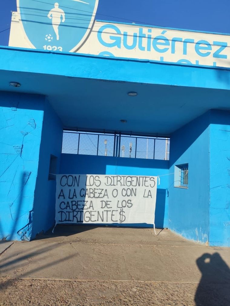 La bandera que apareció este martes en Gutiérrez. La bandera que apareció este martes en Gutiérrez. 