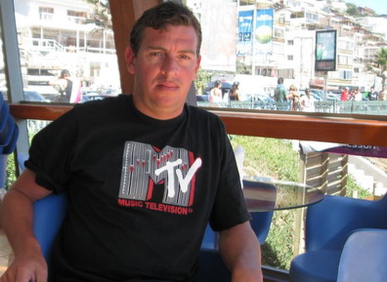 Morales al mismo tiempo que vacaciona en Reñaca sigue de cerca el negocio por Internet.