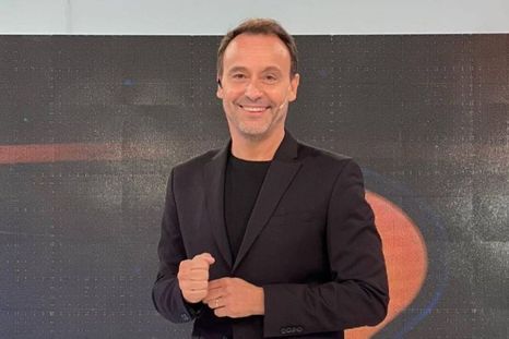 Adrián Pallares es uno de los conductores de Intrusos.