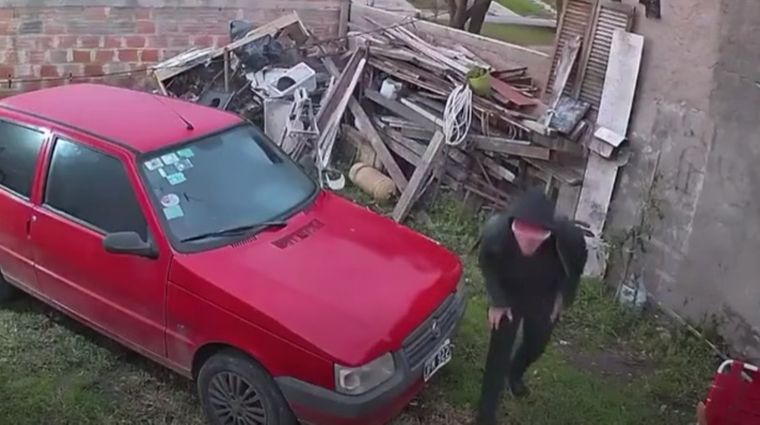El delincuente saltó el paredón y se llevó la bicicleta de una niña en Mar del Plata.