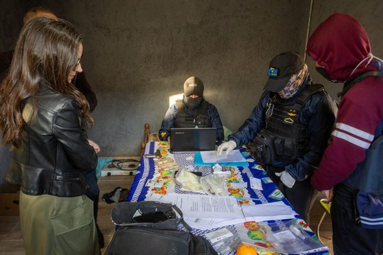 Durante los allanamientos se secuestró droga, teléfonos celulares, un arma y documentación de interés para la causa.&nbsp;
