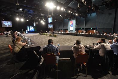 MDZol | La inmensa mesa redonda del Consejo Económico, Ambiental y Social. Foto: Alf Ponce-MDZ