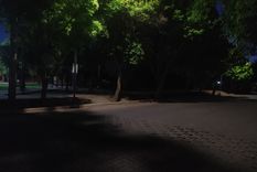 La plaza tiene solo dos reflectores.