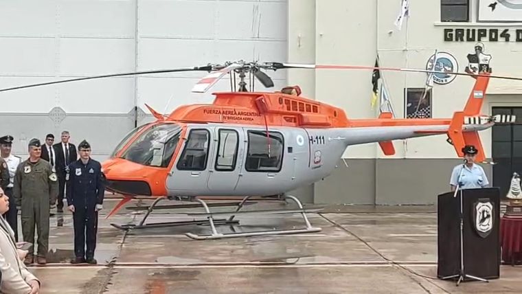 Junto a distintos funcionarios de alto rango militar, Luis Petri presentó dos nuevos helicópteros.