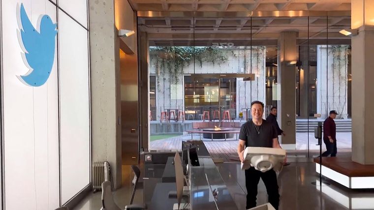 Elon Musk entró en la sede de X (Twitter) en San Francisco en 2022 cargando una pileta.