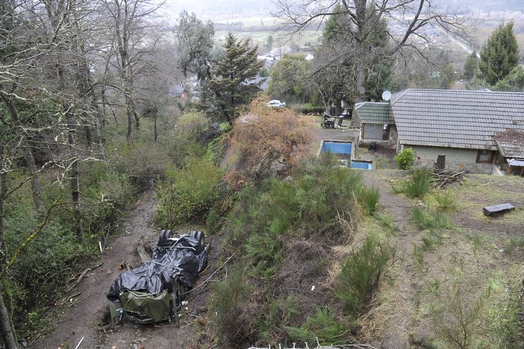 El camión cayó desde un barranco. Murieron cuatro soldados. Foto: Télam
