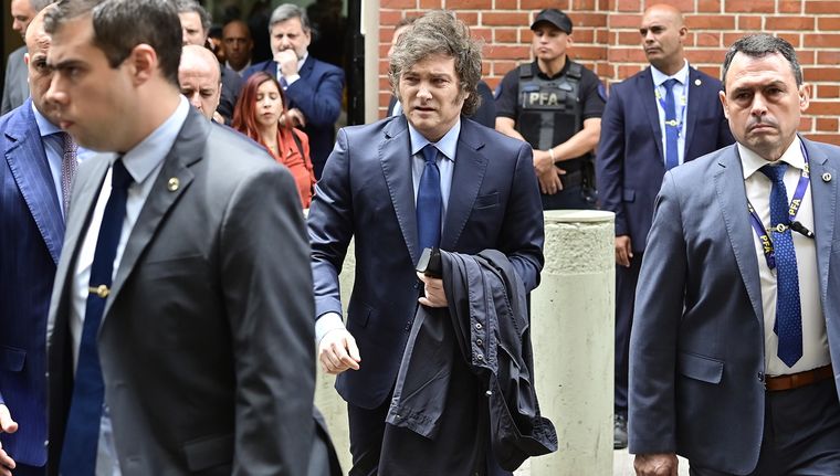 Dos encuestas pusieron el foco en las repercusiones que generó el escándalo alrededor de la criptomoneda $LIBRA sobre la imagen del presidente Javier Milei. Foto: EFE