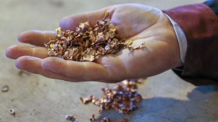 El cobre tiene el beneficio de que es antimicrobiano y hay muchos estudios dando vueltas que indican que un microorganismo o virus respiratorio muere a las cuatro horas sobre una superficie de cobre, le dice Briceño a BBC Mundo.