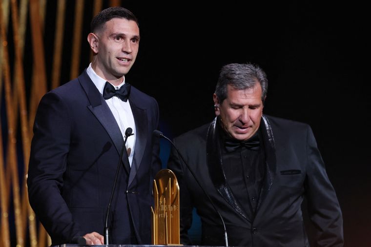 Dibu Martínez junto a su padre, de quien heredó su otra pasión Foto: NA