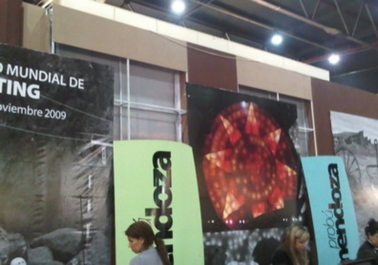 Los carteles institucionales de Mendoza, sin colgar.