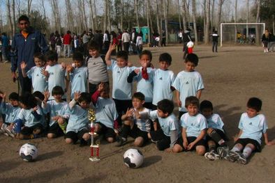 MDZol | Los Chicos de la UEC, orgullosos con su trofeo. Foto: Fabián Segura