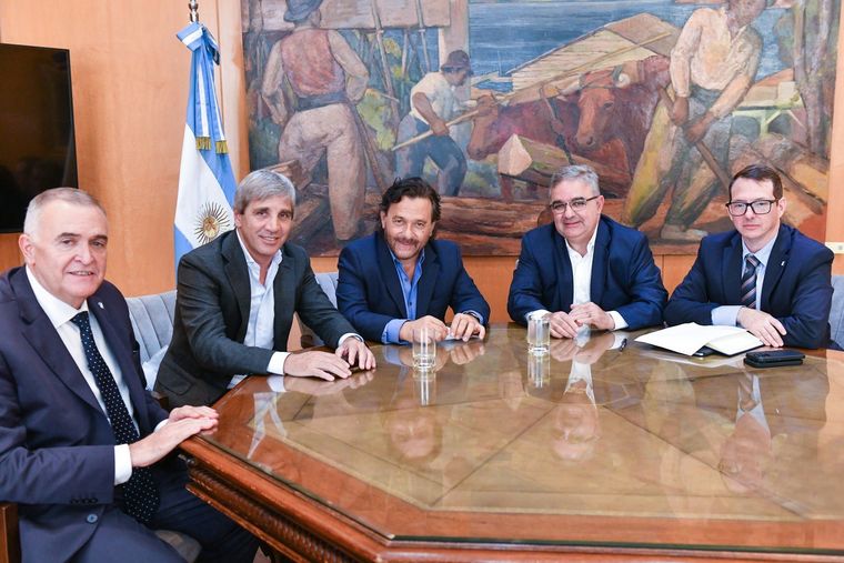 La reunión que mantuvo este martes el ministro de Economía, Luis Caputo, con los gobernadores Osvaldo Jaldo, Raúl Jalil y Gustavo Sáenz.