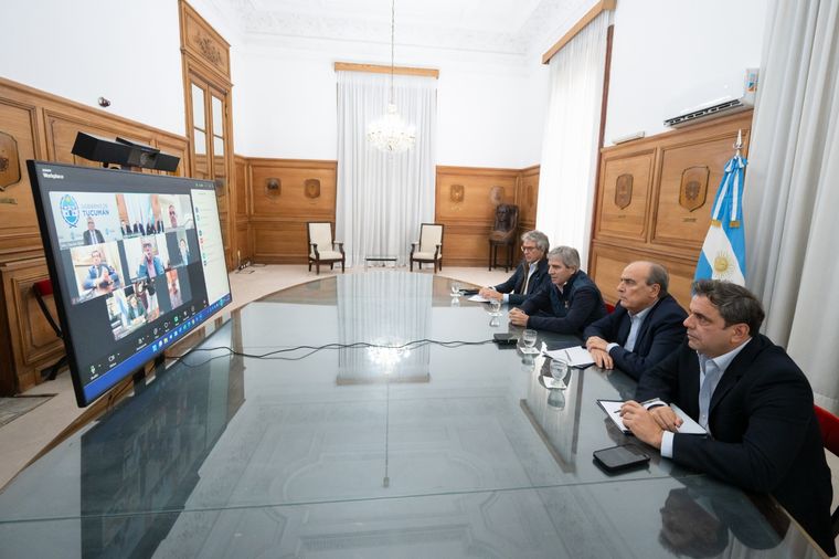 La reunión por videollamada de los funcionarios del Ejecutivo con los gobernadores para explicar las medidas para sacar los La reunión por videollamada de los funcionarios del Ejecutivo con los gobernadores para explicar las medidas para sacar los
