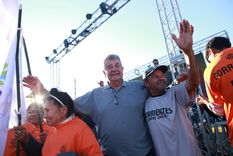 Víctor Cemborain es el intendente que promete viajes de egresados si gana las elecciones. Víctor Cemborain es el intendente que promete viajes de egresados si gana las elecciones.