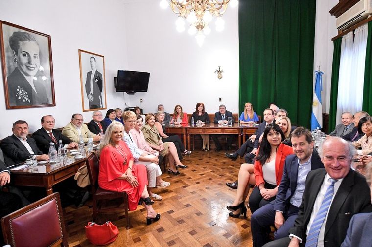 El bloque de Senadores del FdT.