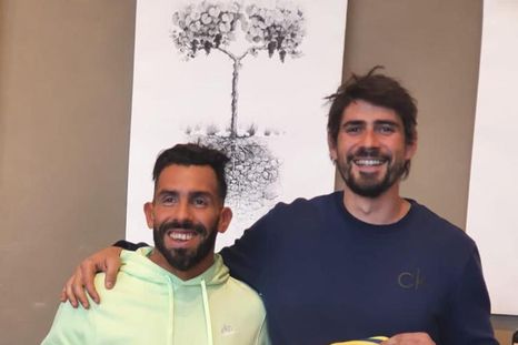 Tévez junto a Andrés Vignoni, enólogo de Viña Cobos. Foto: Gentileza Viña Cobos