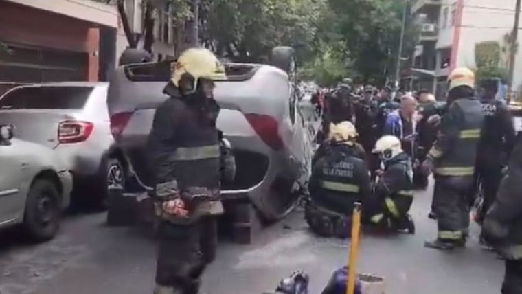 El auto de Guillermo Pfening quedó completamente volcado sobre la calle Ciudad de la Paz tras el fuerte impacto. El auto de Guillermo Pfening quedó completamente volcado sobre la calle Ciudad de la Paz tras el fuerte impacto.