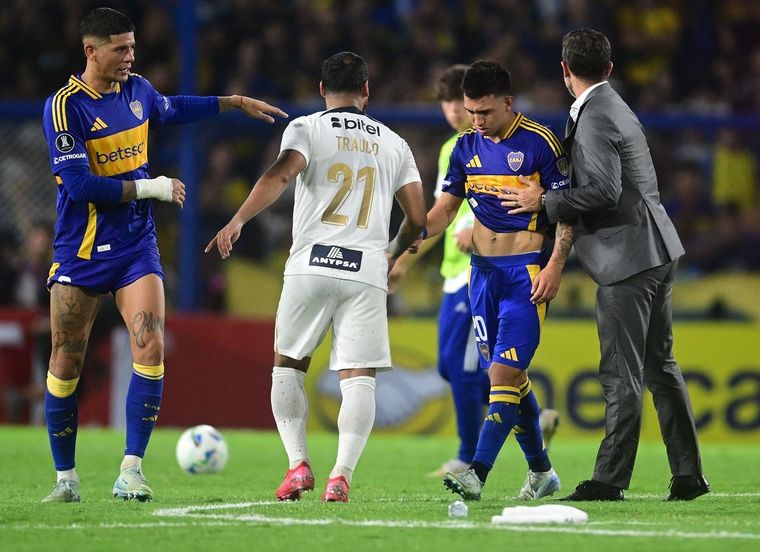 Alan Velasco erró el último penal de la tanda y Gago  y Rojo intentan consolarlo. Boca quedó afuera de todo: sin Libertadores ni Sudamericana hasta 2026. Foto: FotoBaires