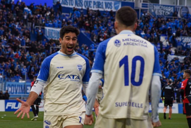 Vicente Poggi festeja el 1-0 de Godoy Cruz ante Colón con Santiago Martínez, el autor intelectual de la conquista.&nbsp;