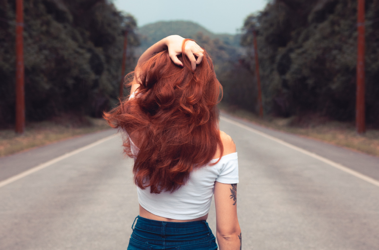 Además de la tendencia del rojizo, se le suman otros tonos de cabello que serán una moda explosiva en 2024. Foto: Pexels