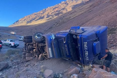 Así quedó el camión que volcó en solitario Así quedó el camión que volcó en solitario