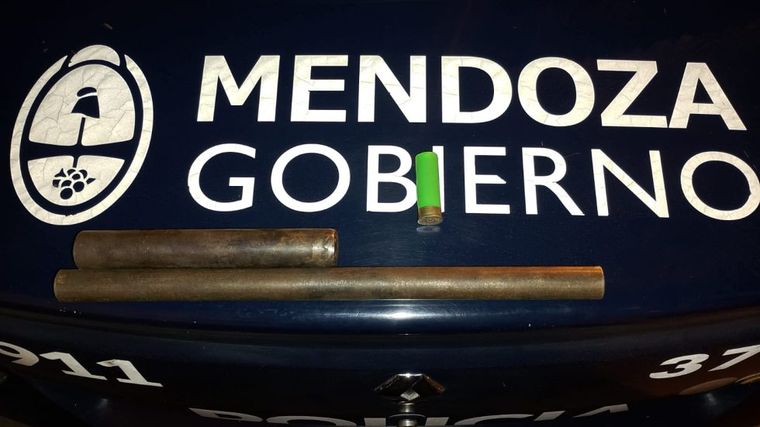 El hombre fue detenido por efectivos, que ademas secuestraron un arma tumbera en medio de la maniobra