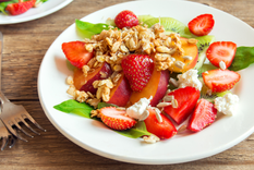 Ensalada gourmet: descubre el encanto de las espinacas con fresas y queso feta Foto: Shutterstock