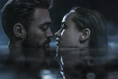 La trama remite a una historia de romance, complots, engaños y crímenes en la sociedad burguesa de Gran Bretaña Foto: Netflix