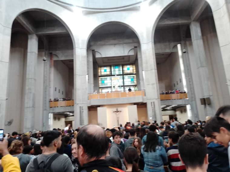 Cientos de personas acudieron a un templo en Santa Fe por un falso rumor Foto: Twitter/@brisa_luna22