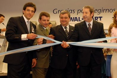MDZol | Berard, presidente de Wal-Mart Argentina; Peñate, director de la sucursal; Miranda, intendente de Las Heras; Julio Cobos y Laura Montero. Foto: Nacho Gaffuri / MDZ