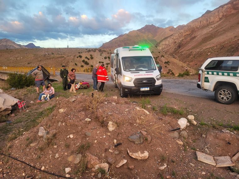 El hecho ocurrió este domingo por la mañana a la altura del puente del Río Horcones, en Ruta 7. Cinco personas resultaron ilesas. El hecho ocurrió este domingo por la mañana a la altura del puente del Río Horcones, en Ruta 7. Cinco personas resultaron ilesas.