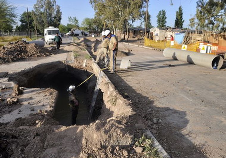 La calle se derrumbó y la emanación de olores es muy fuerte. Foto: Nacho Gaffuri / MDZ