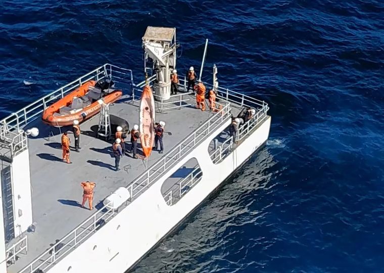 Personal de Prefectura Naval rescató el kayak de los pescadores desaparecidos Foto: Noticias Argentinas