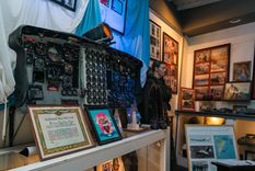 Uniformes completos y harapos, cartas póstumas y otras que esconden historias con finales felices, aviones, helicópteros y mucho más alberga el Museo Nacional de Malvinas en Oliva. Foto: MUNAM