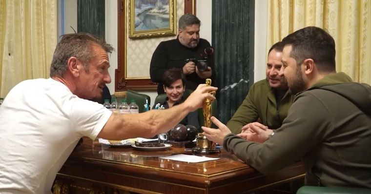 Penn, con Zelenski y la estatuilla. Foto: Jutarnji.