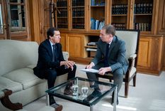El gobernador de Jujuy, Carlos Sadir, junto al ministro del Interior, Diego Santilli, en Casa Rosada.
