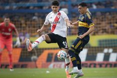 Miguel Merentiel, delantero de Boca, y Lautaro Riveros, defensor de River, en el último Superclásico.