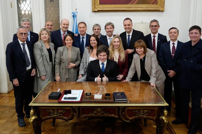 Un gabinete que no respeta a su jefe, no se respeta a si mismo. Así están desde que Adorni reemplazó a Guillermo Francos.&nbsp;