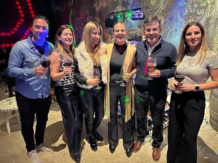 Maxi Cornejo, Caro Brunetti, Inés Fader , Jimena Porolli, Armando Brunetti y Noe Esteban. Maxi Cornejo, Caro Brunetti, Inés Fader , Jimena Porolli, Armando Brunetti y Noe Esteban.