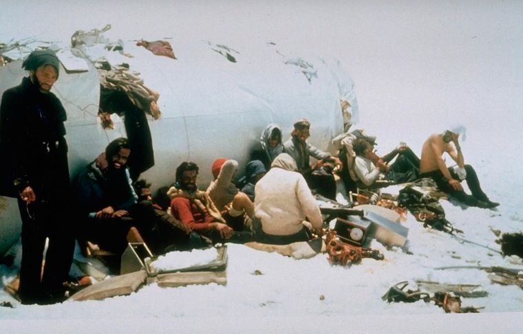 Gustavo Zerbino juntos a sus compañeros en el avión que se estrelló y cayó en los Andes. Foto: ARCHIVO