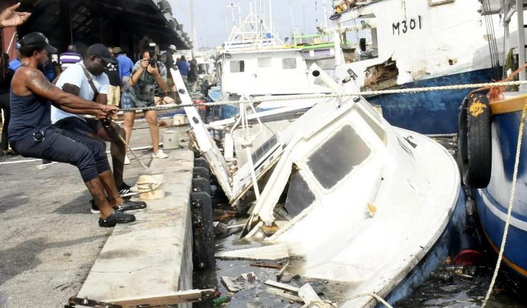 Un daño significativo a los buques pesqueros en el complejo pesquero de Bridgetown fue causado por una tormenta del huracán Beryl. Foto: Efe.